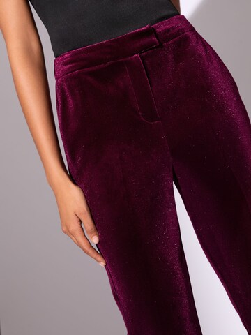 self. Rozkloszowany krój Spodnie w kant w kolorze fioletowy