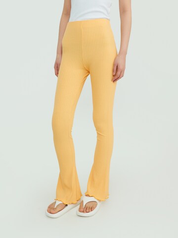 EDITED Flared Trousers 'Alex' in Orange: front
