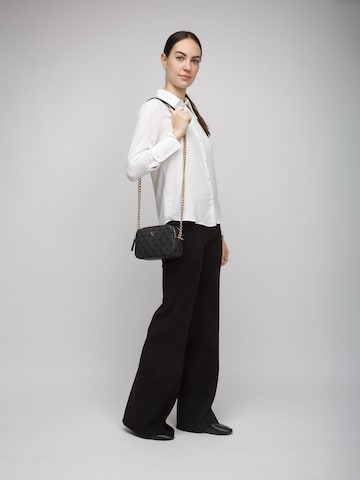GUESS Umhängetasche 'Noelle Ii Crossbody Camera'‌‌‌‌‌ in Grau: Vorderseite
