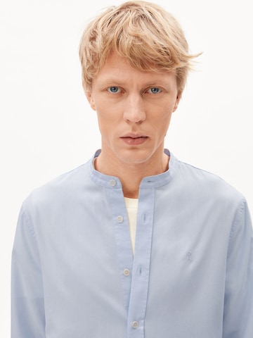 Regular fit Camicia 'Tomaasas' di ARMEDANGELS in blu: frontale