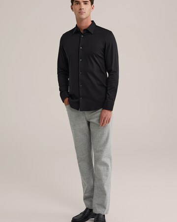 WE Fashion Slim Fit Paita värissä musta