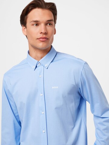 Coupe regular Chemise 'JOE' BOSS en bleu