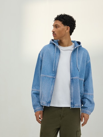 Bershka Kurtka przejściowa w kolorze niebieski