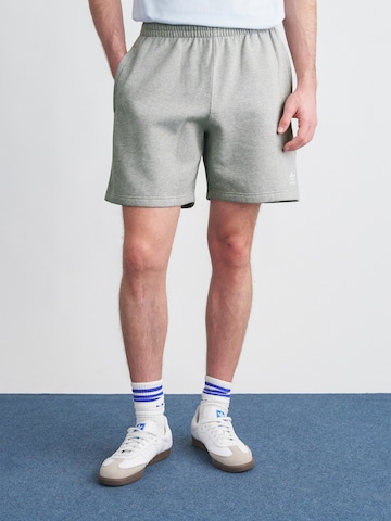 ADIDAS ORIGINALS Обычный Штаны 'ESS' в Серый