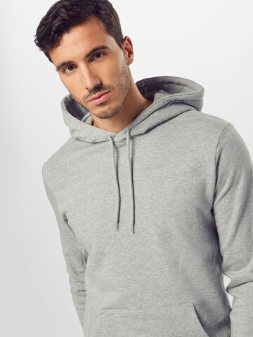 By Garment Makers Sweatshirt i grå
