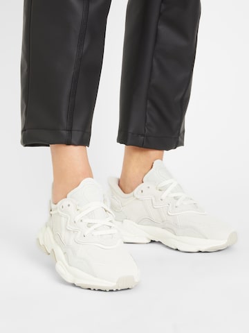 Baskets basses 'Ozweego' ADIDAS ORIGINALS en blanc : devant