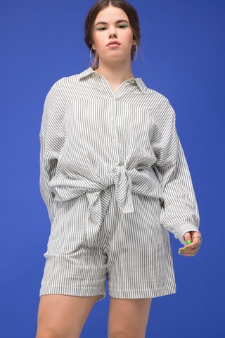 Studio Untold Regular Trousers in White: front
