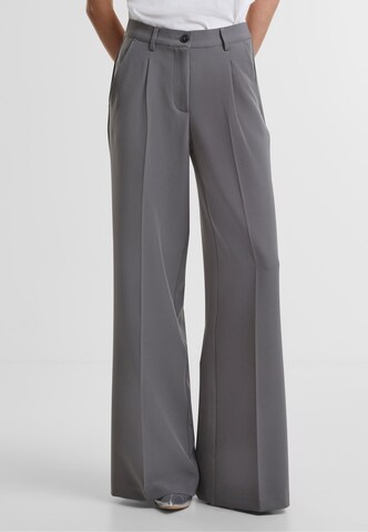 Urban Classics Wide leg Pleat-front trousers in Grey: front