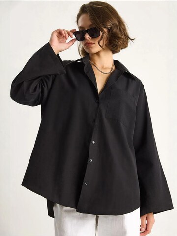 Camicia da donna di Bianco Lucci in nero: frontale