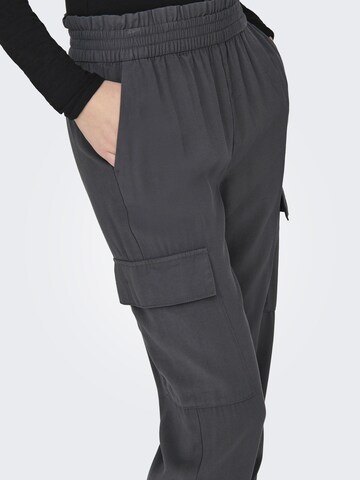 Effilé Pantalon cargo 'Aris' ONLY en gris