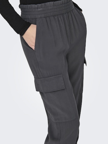 Tapered Pantaloni cargo 'Aris' di ONLY in grigio