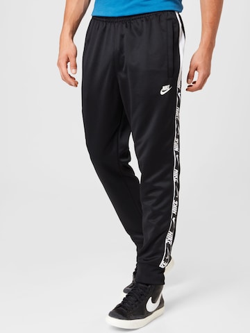 Effilé Pantalon 'Repeat' Nike Sportswear en noir : devant