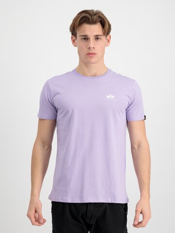 Coupe regular T-Shirt ALPHA INDUSTRIES en violet : devant