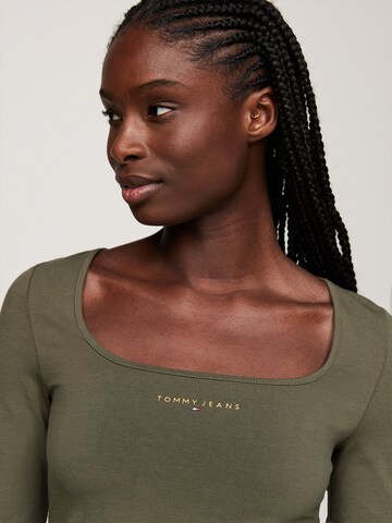 Tricou de la Tommy Jeans pe verde