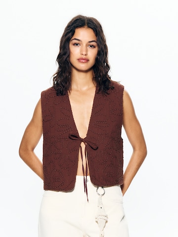 Pull&BearPrsluk - crvena boja: prednji dio