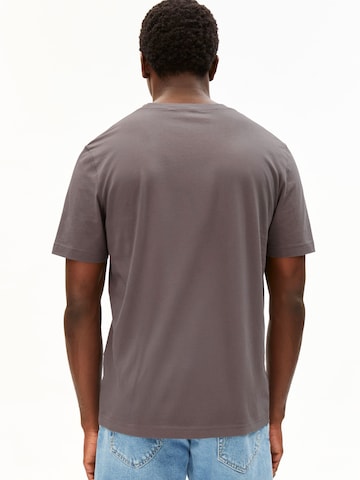 ARMEDANGELS Футболка 'JAAMES' в Серый