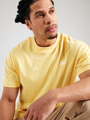 T-Shirt 'Essentials' new balance en jaune