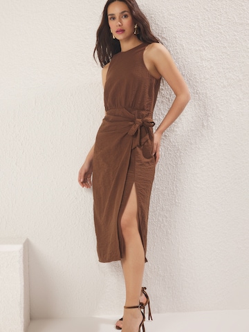 Trendyol Kleid in Braun