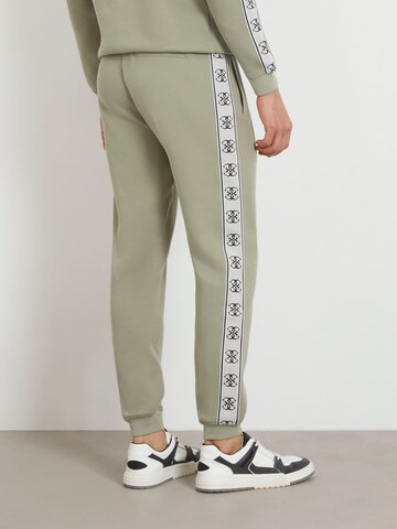 GUESS Tapered Hose 'Mickey' in Grün
