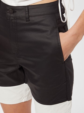 NU-IN Regular Shorts in Schwarz