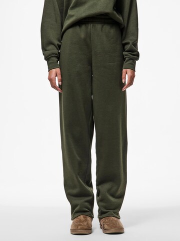 PIECES Loose fit Trousers 'PCChilli' in Green: front