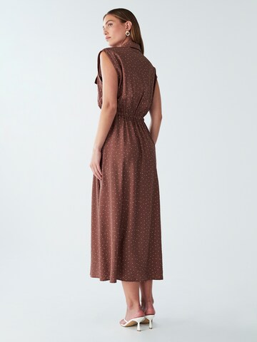 Willa - Vestido camisero 'Sez' en marrón: atrás