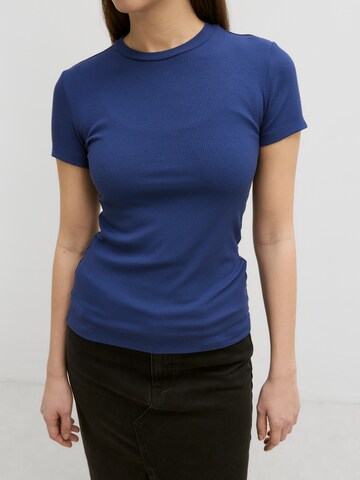 EDITED Тениска 'Naara' в синьо: отпред