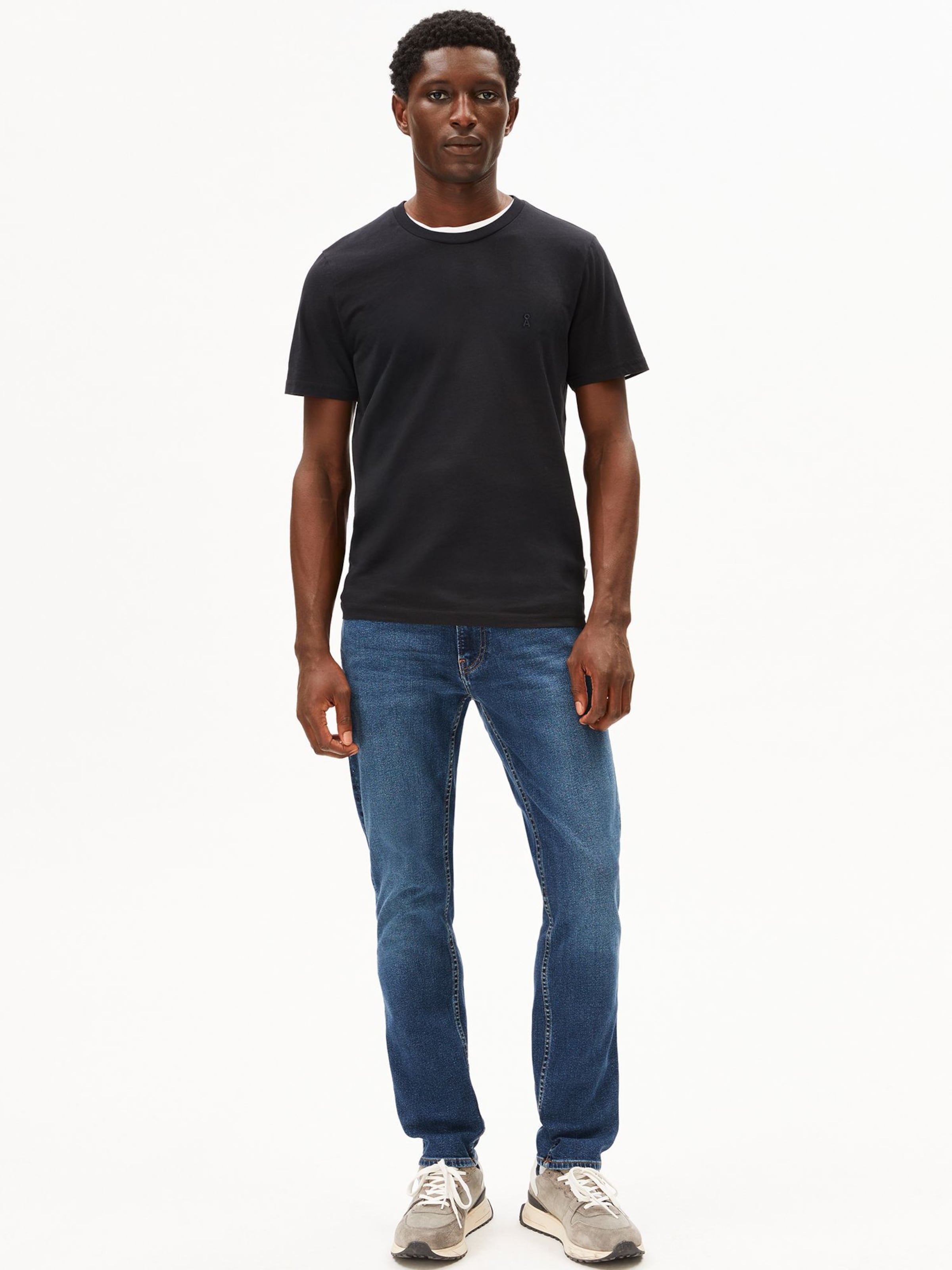 T-Shirt ARMEDANGELS en noir : devant