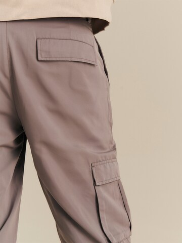 Tapered Pantaloni 'Iven' de la About You x Nils Kuesel pe gri