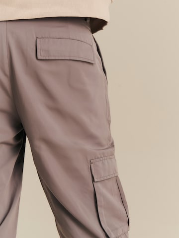 About You x Nils Kuesel - Tapered Pantalón 'Iven' en gris