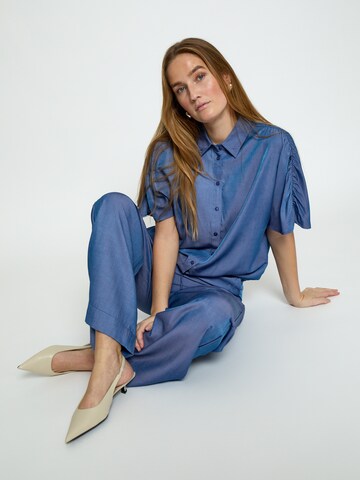 Peppercorn - Pierna ancha Pantalón 'Bea' en azul