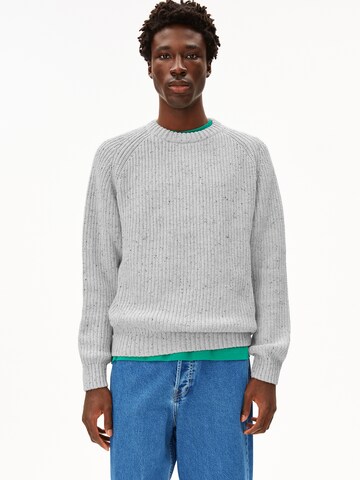 Pull-over ARMEDANGELS en gris : devant