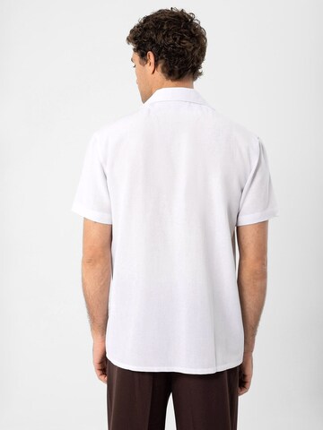Antioch - Ajuste regular Camisa en blanco