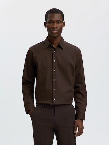 SELECTED - Ajuste estrecho Camisa en marrón: frente