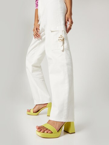 regular Jeans cargo 'Fanny' di Hoermanseder x About You in bianco