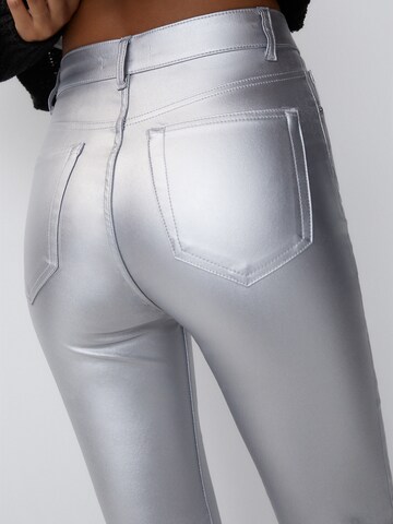 Pull&Bear Skinny Spodnie w kolorze srebrny