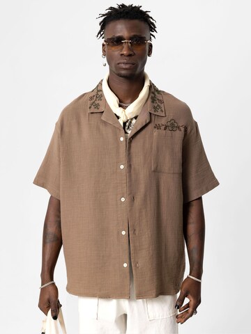 VAMOS CLO Button Up Shirt in Brown: front