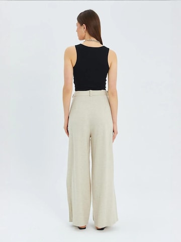 Wide leg Pantaloni con pieghe di MixRay in beige