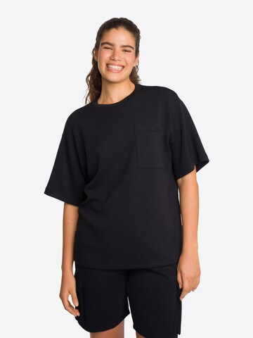 OCEANSAPART - Camiseta 'Cruz' en negro: frente