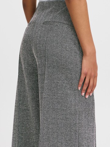 Wide leg Pantaloni chino 'Kate' di ICHI in grigio