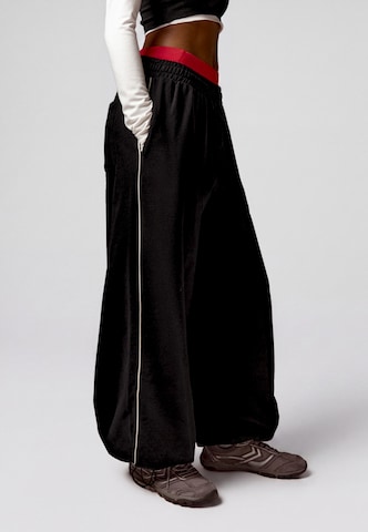 Bershka Wide leg Byxa 'DANCERS DREAM' i svart: framsida
