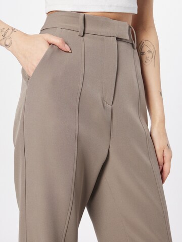 Loosefit Pantaloni 'PAULA' di 4th & Reckless in marrone