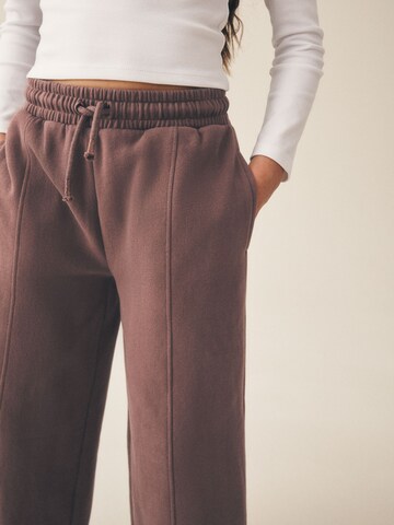 Next - Pierna ancha Pantalón en marrón