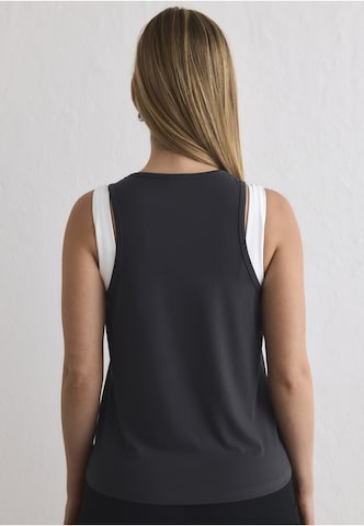 Top 'Basic Singlet' di Aim'n in grigio