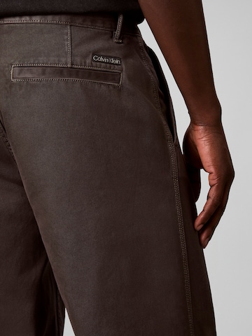 Regular Pantalon chino Calvin Klein Jeans en marron