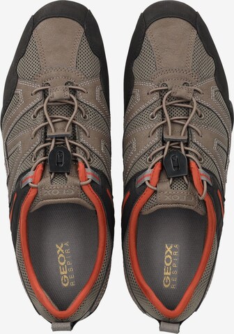 Chaussure de sport à lacets GEOX en gris