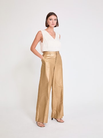 Lola Casademunt - Pierna ancha Pantalón de pinzas en oro