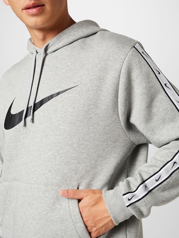 Sweat-shirt 'REPEAT' Nike Sportswear en gris