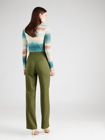Regular Pantaloni cu dungă de la Trendyol pe verde