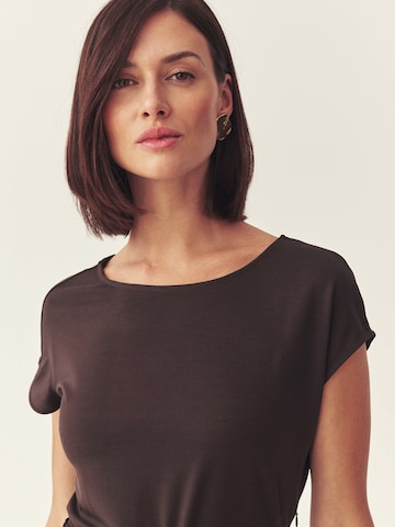 TATUUM - Vestido 'Akor' em castanho